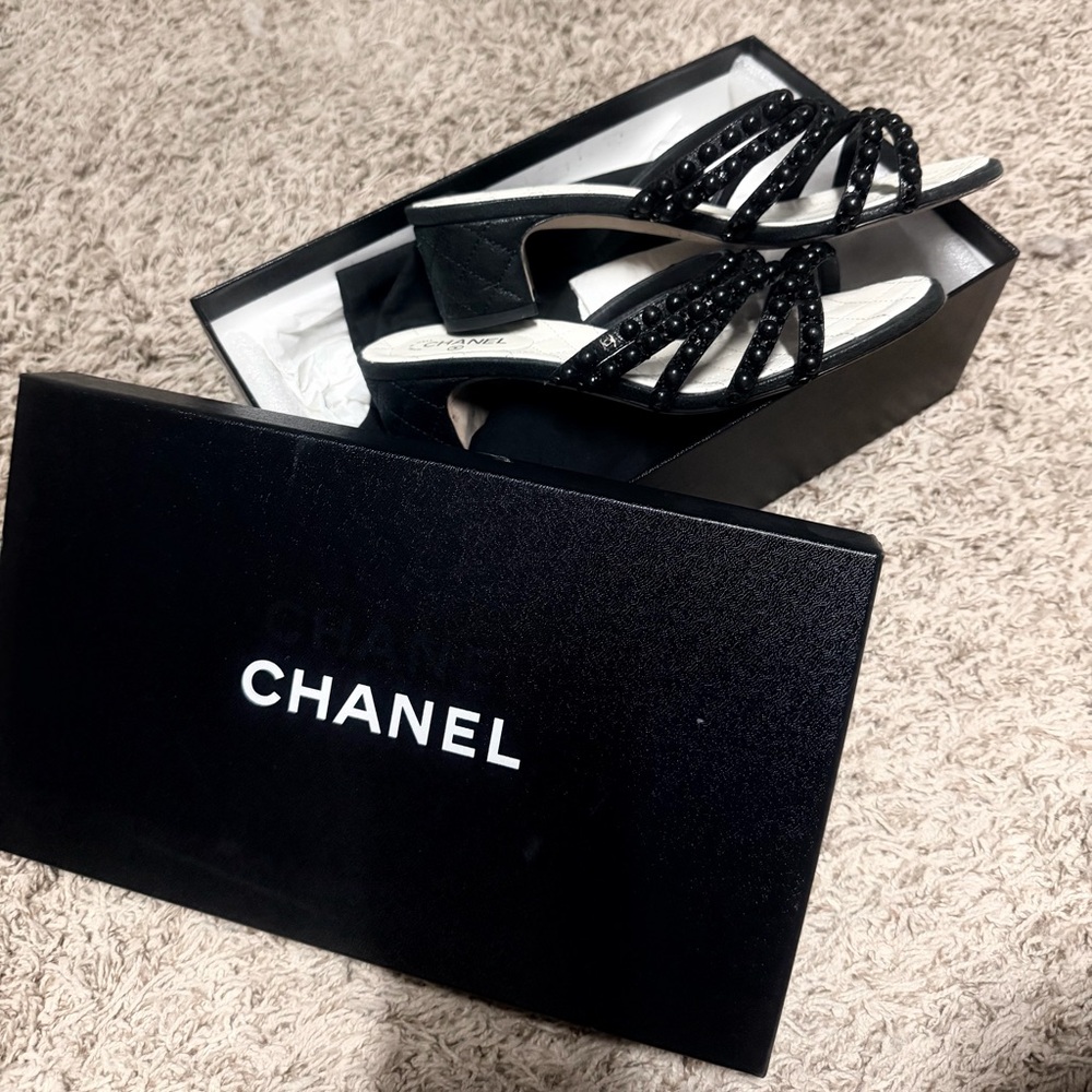 Chanel Black Beaded Slide Sandals - Women's 37.5 crackled LAMBSKIN mules - Picture 2 of 10